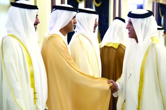 "سعود بن صقر يصافح خليفة بن سيف بن محمد"