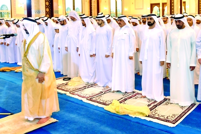 "محمد بن راشد وحمدان بن محمد وحمدان بن راشد ومكتوم بن محمد وأحمد بن سعيد يؤدون صلاة العيد"