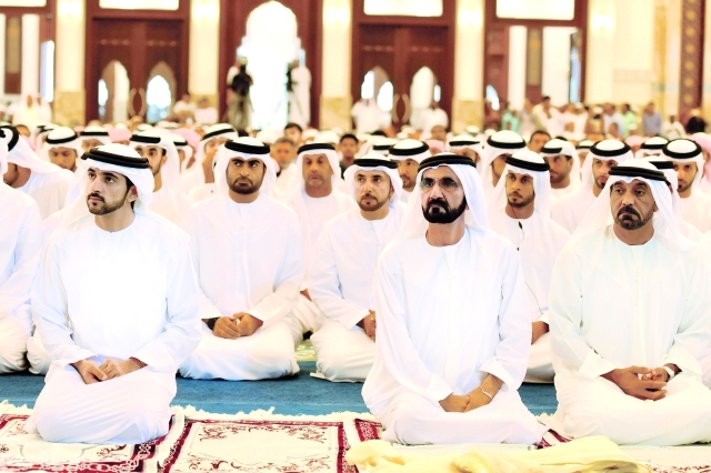 "محمد بن راشد وحمدان بن محمد وأحمد بن سعيد وسلطان السبوسي يستمعون لخطبة العيد"