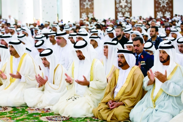 "محمد بن زايد وسيف بن محمد وهزاع وسعيد بن زايد ومحمد بن بطي آل حامد يؤمنون دعاء الخطيب"