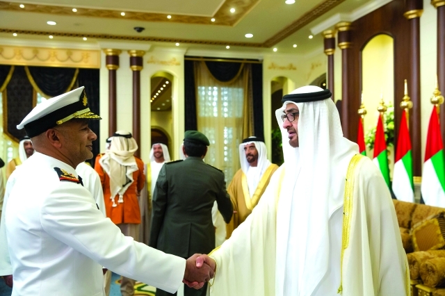 "■ محمد بن زايد يتلقى تهنئة إبراهيم المشرخ"