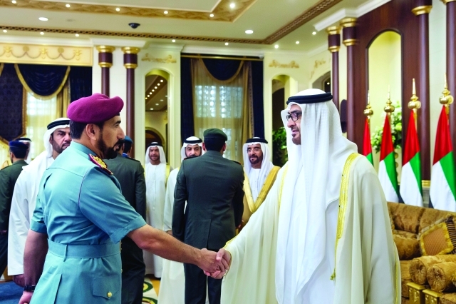 "■ محمد بن زايد يتلقى تهنئة سيف الشعفار"