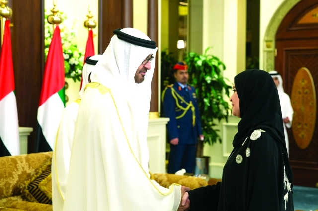 "■ محمد بن زايد متلقياً التهنئة بالعيد من أمل القبيسي"