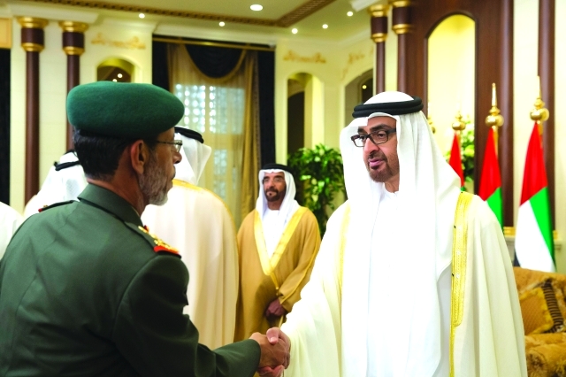 "■ محمد بن زايد متلقياً تهنئة حمد الرميثي"