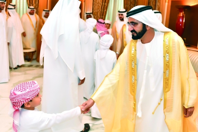 "■ محمد بن راشد يتلقى التهنئة بالعيد من أشبال الوطن"