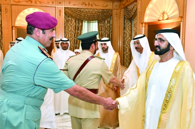 "■ محمد بن راشد يتلقى بحضور حمدان بن محمد ومحمد المر تهاني راشد المطروشي"