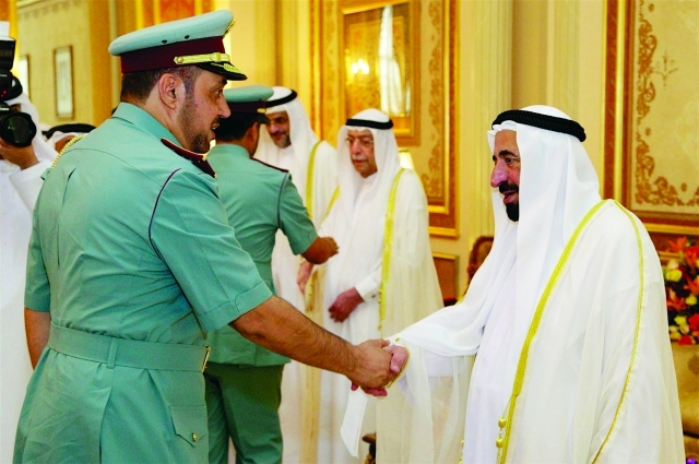 "وسموه يستقبل المهنئين بحضور أحمد بن سلطان وسلطان بن محمد بن سلطان"