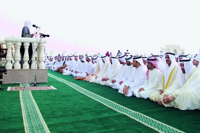 "حاكم الشارقة وولي عهده والشيوخ يؤدون صلاة العيد"