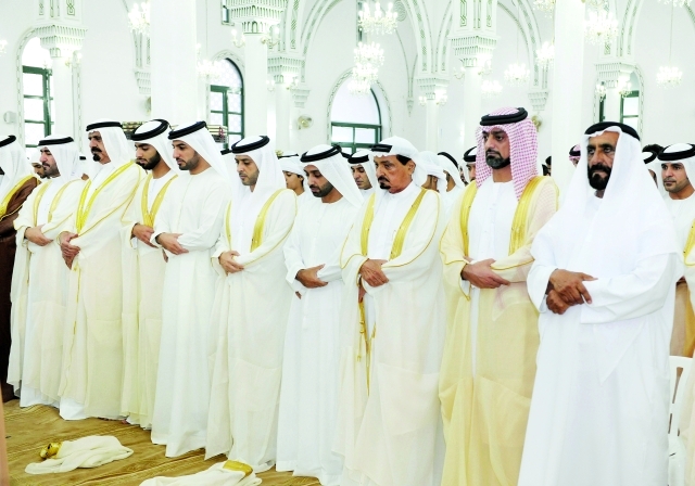 "حميد النعيمي وعمار بن حميد والشيوخ يؤدون صلاة العيد في جامع الشيخ راشد"