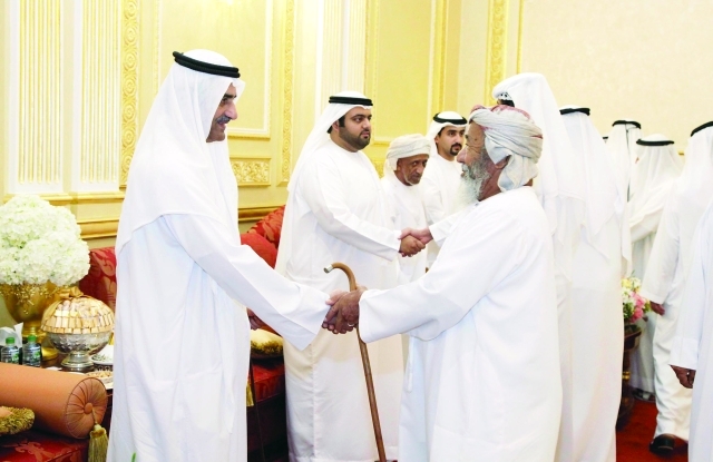 "حمد الشرقي بحضور محمد بن حمد خلال استقبال المهنئين"