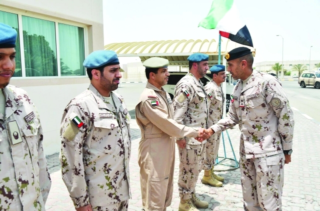 "أحمد بن طحنون يزور القوات الجوية"
