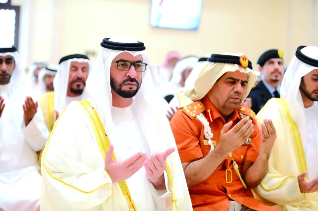 "■ سموه يتضرع إلى الله بالدعاء خلال أدائه الصلاة"