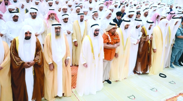 "■ حمدان بن زايد أثناء أدائه صلاة العيد | وام"