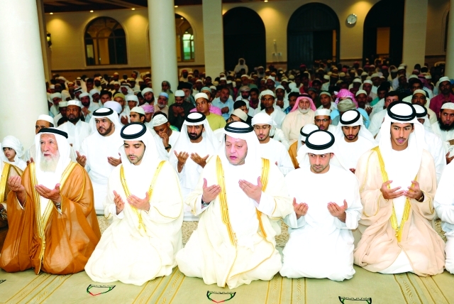 "■ سعيد وهزاع بن طحنون خلال أداء الصلاة"