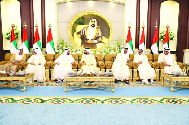 "محمد بن راشد ومحمد بن زايد وسلطان القاسمي وحميد النعيمي وحمد الشرقي وسعود المعلا وسعود بن صقر يتبادلون التهاني بالعيد | تصوير: خليفة اليوسف"