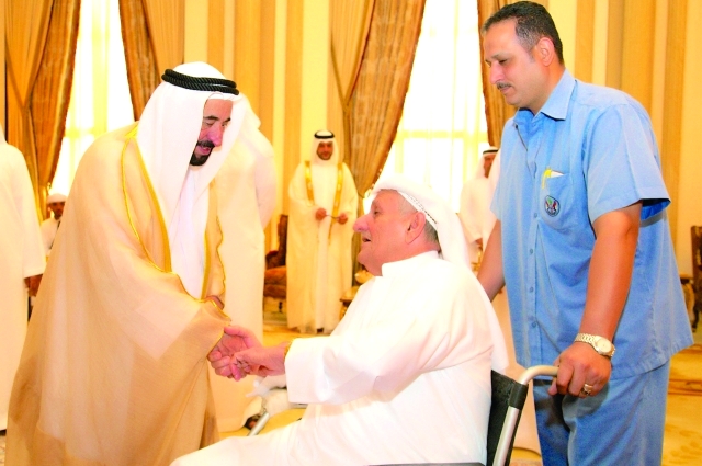 "حاكم الشارقة متلقياً التهنئة من المواطنين"