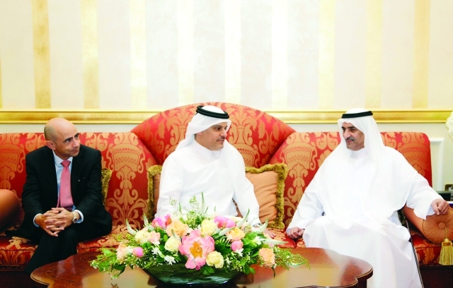 "حاكم الفجيرة لدى استقباله قناصل الدول"