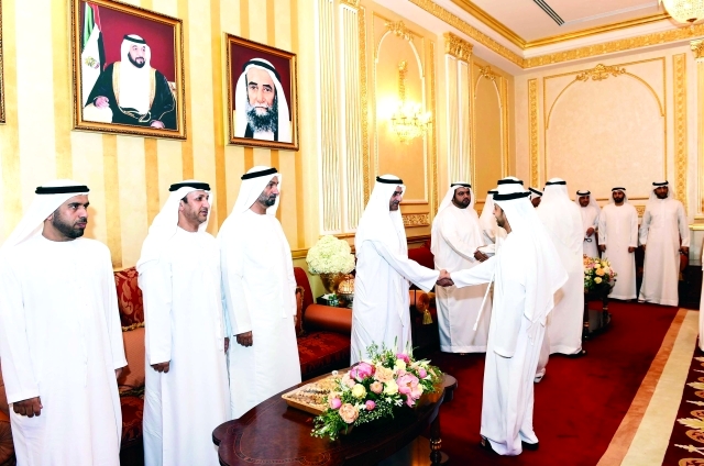 "حمد الشرقي مصافحاً المهنئين بحضور محمد بن حمد وأحمد الجروان"