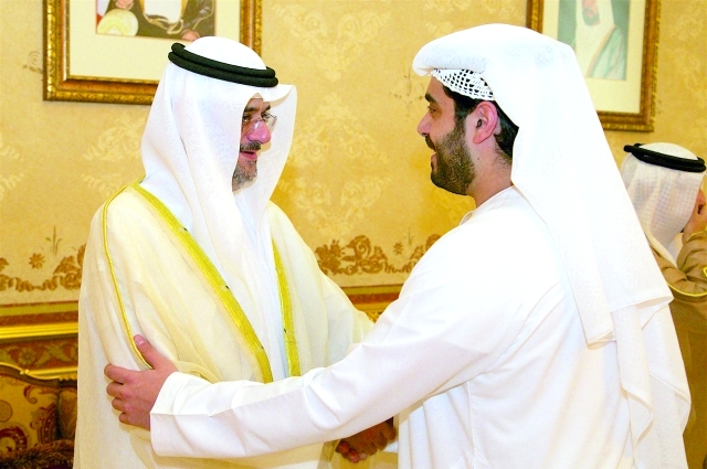 "وسموه مصافحاً المهنئين بحضور محمد بن حمد وأحمد الجروان"