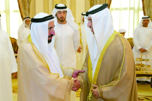 "سلطان القاسمي خلال استقباله حسين الحمادي"