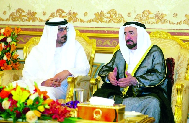 "سلطان القاسمي خلال استقباله حسين الحمادي"