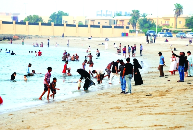 "■ الشواطئ استقطبت الزوار من مختلف الأعمار"