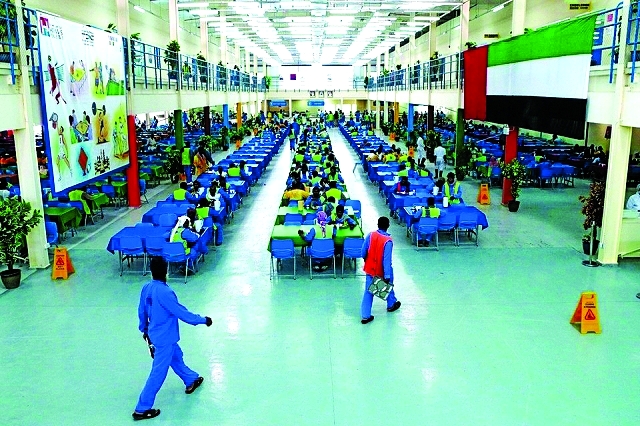 "العمال في الإمارات يتمتعون بظروف معيشية وأجواء مريحة | أرشيفية"