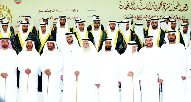 "■ سيف وسرور بن محمد ومحمد بن ركاض وكبار الشخصيات مع العرسان"