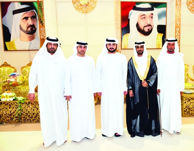 "■ مكتوم بن محمد مع العريس والحضور | تصوير ـ سيف محمد"