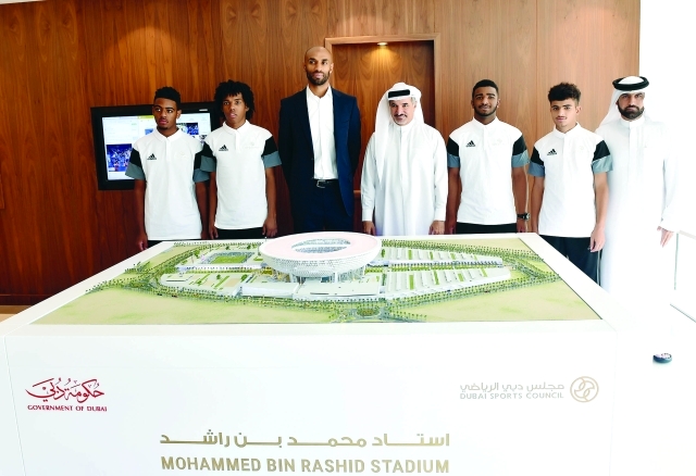 "■ سعيد حارب يطلع كانوتيه واللاعبين على مجسم استاد محمد بن راشد | البيان"