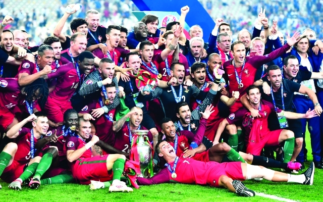 "■ تتويج المنتخب البرتغالي بكأس أوروبا للأمم للمرة الأولى في تاريخه | أف ب"