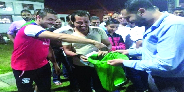 "■ جمهور النادي المصري يجمع قيمة الغرامة خلال التدريب | البيان"