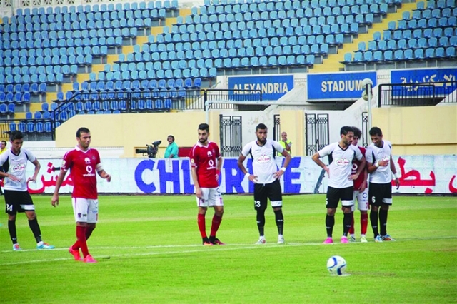 "عماد متعب يسدد ضربة الجزاء التي أحرز منها الأهلي هدفه الأول - البيان"