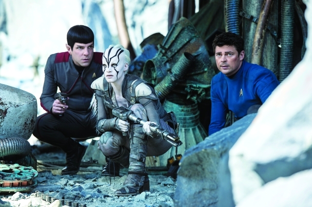 "■ صوفيا بوتيلا وكارل اربن وزكاري كوينتو في أحد مشاهد الفيلم"