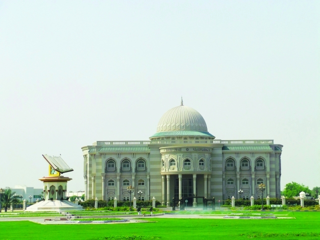 "مكتبة الشارقة"