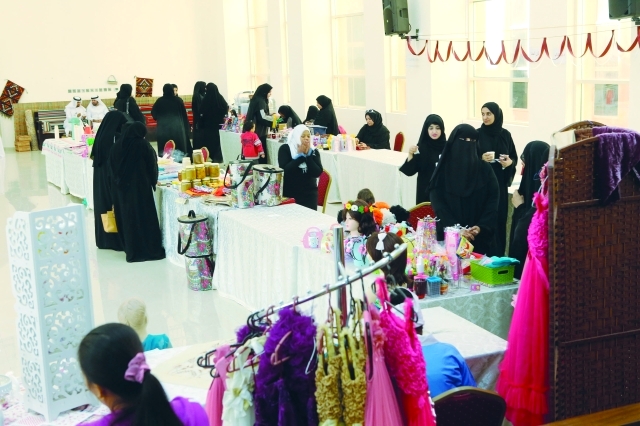 "■ جانب من معرض الأسر المنتجة في مركز التنمية الاجتماعية بأم القيوين العام الماضي | البيان"
