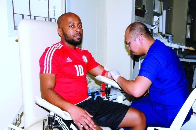 "■ إسماعيل مطر خلال إجراء الكشف الطبي | البيان"