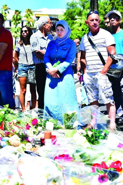 "■ وقفة تضامن في نيس حداداً على أرواح ضحايا الهجوم الإرهابي | أ.ف.ب"
