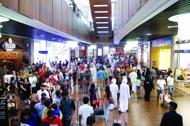 "■ مراكز التسوق شهدت زحاماً  |  البيان"