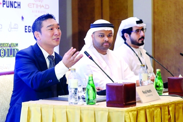 "من اليمين المهيري، الجنيبي، وكوتشي خلال المؤتمر الصحافي"