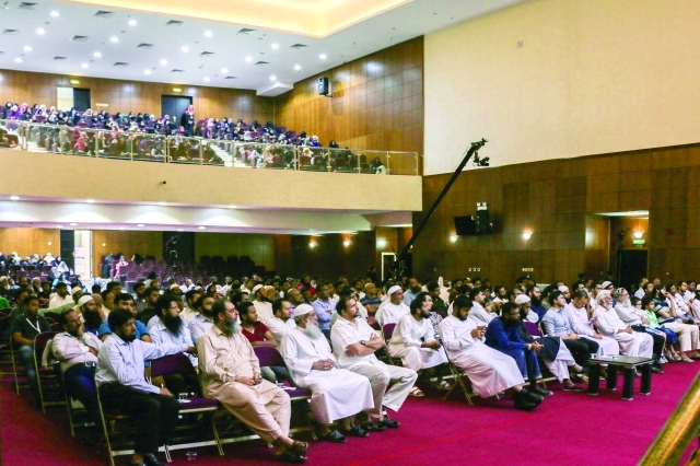"■ تعليم المسلمين الجدد ممارسة الشعائر الدينية"