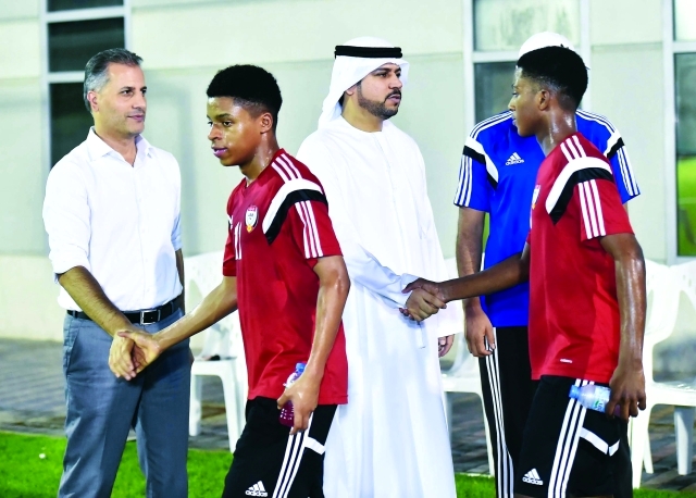 "■ سعيد الطنيجي يصافح لاعبي منتخب الناشئين | البيان"