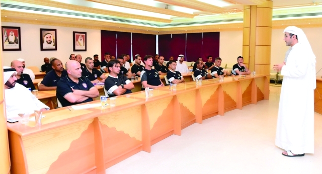 "■ غانم الهاجري يتحدث إلى الكوادر الفنية والإدارية والطبية لفرق الكرة بنادي العين"