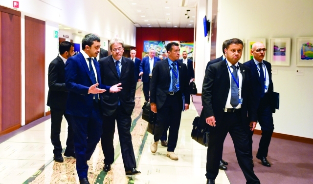 "■ عبدالله بن زايد خلال وصوله إلى مكان انعقاد الاجتماع | وام"