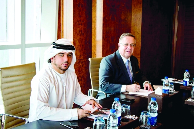 "■ خلال توقيع عقد استضافة المهرجان |  البيان"