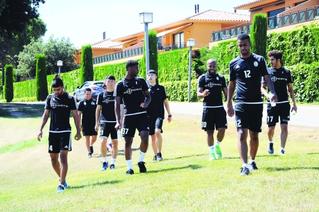 "■ من تدريبات الوحدة في معسكر إسبانيا"