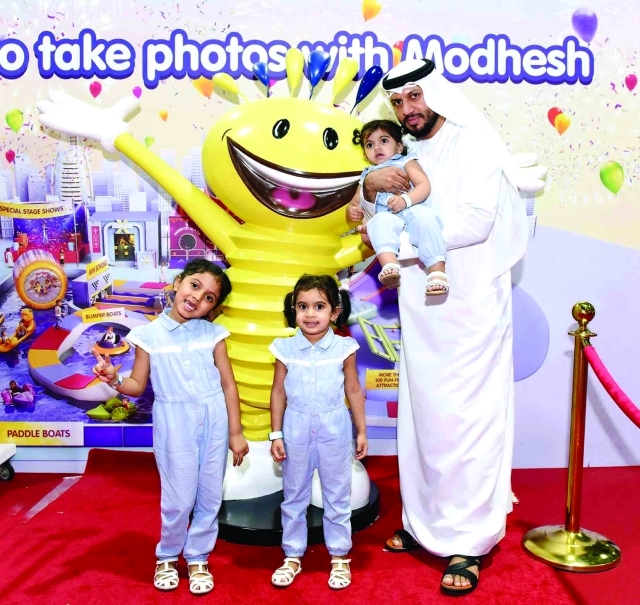 "■ سعيد هلال برفقة أطفاله"