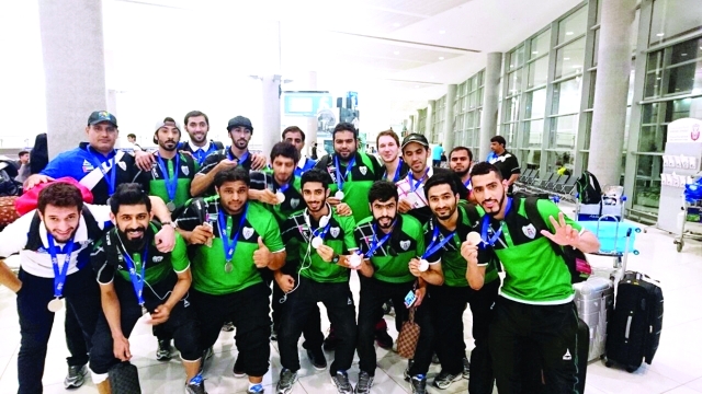 "■ فريق دبا الحصن لدى وصوله مطار أبوظبي الدولي | البيان"