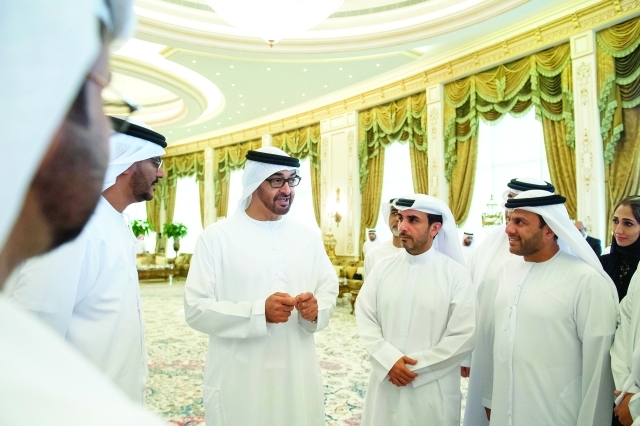 "■ سموه في حديث مع موظفي مركز خدمات المزارعين"