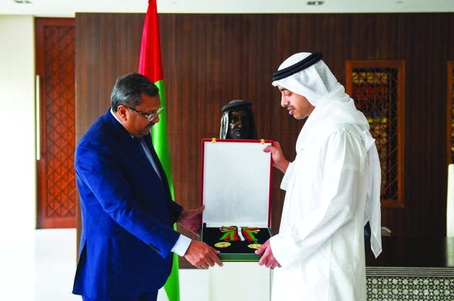 "■  سموه يقلد السفير الهندي الوسام"